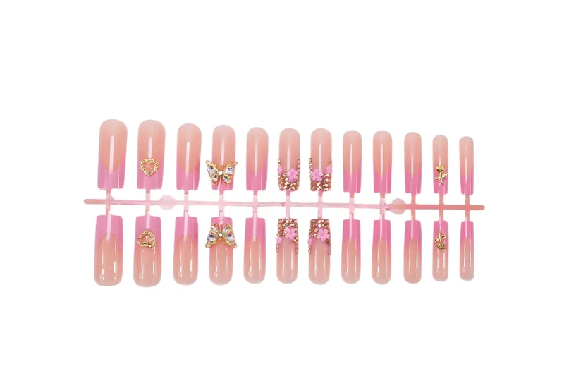 Künstliche Nagelverlängerung mit glamourösen Verzierungen Brehn