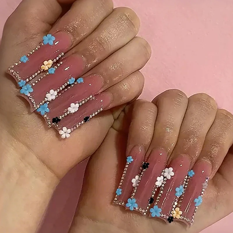 Künstliche Nagelkunstset mit floralen Verzierungen und Glitzerakzenten Brehn