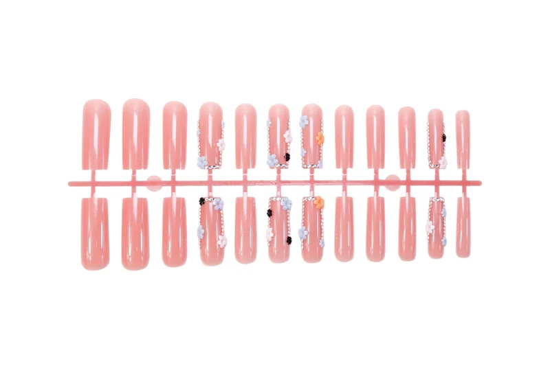 Künstliche Nagelkunstset mit floralen Verzierungen und Glitzerakzenten Brehn