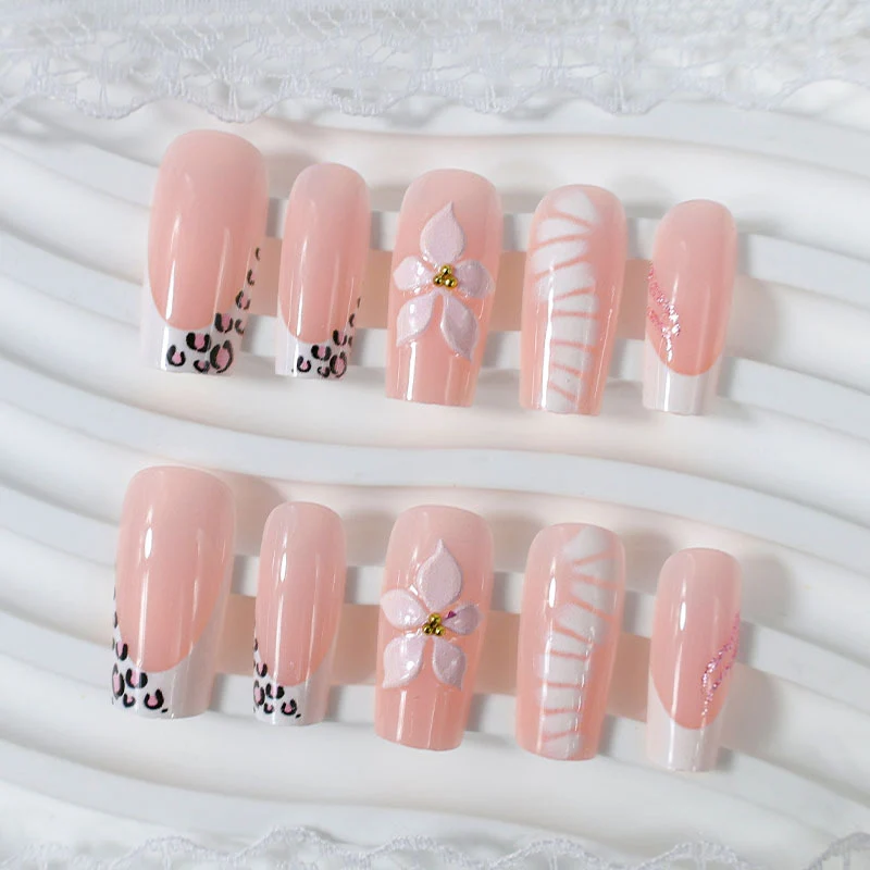 Elegantes Kunstnagelset mit floralen und tierischen Akzenten Brehn