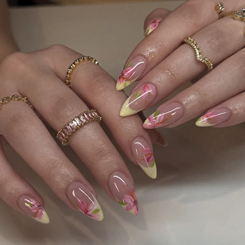 Elegantes Kunstnagelset mit floralen Designs Brehn