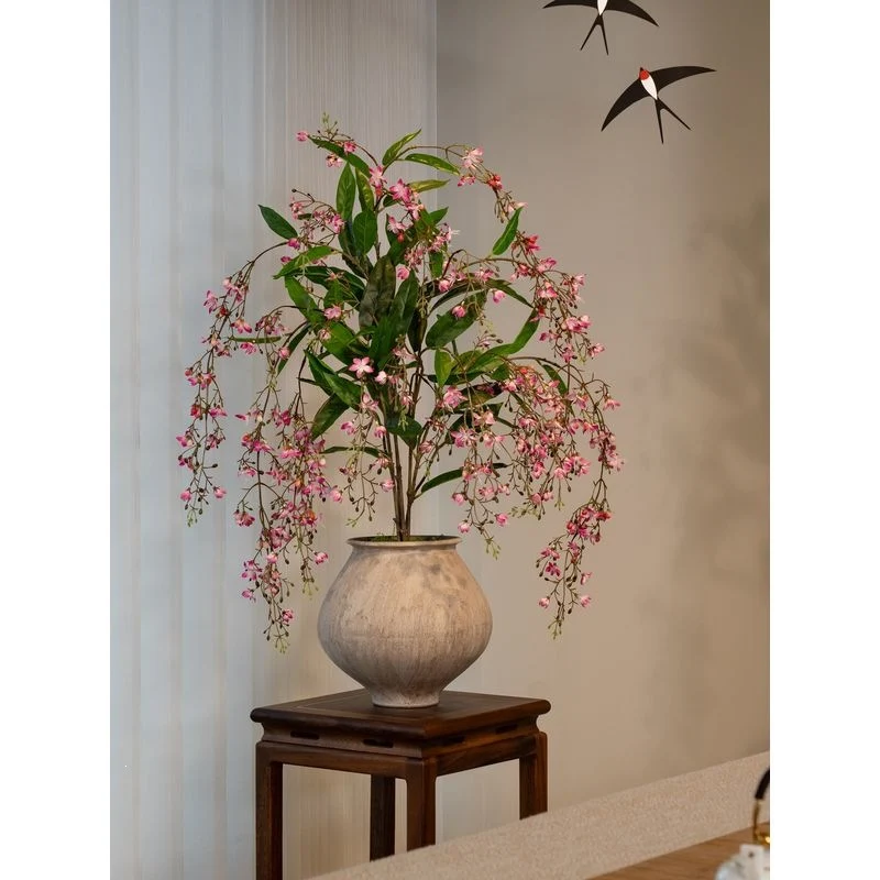Lebensechte Orchideenblütenarrangement