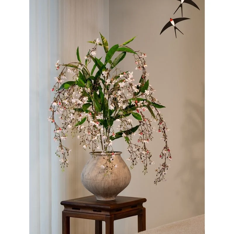 Lebensechte Orchideenblütenarrangement