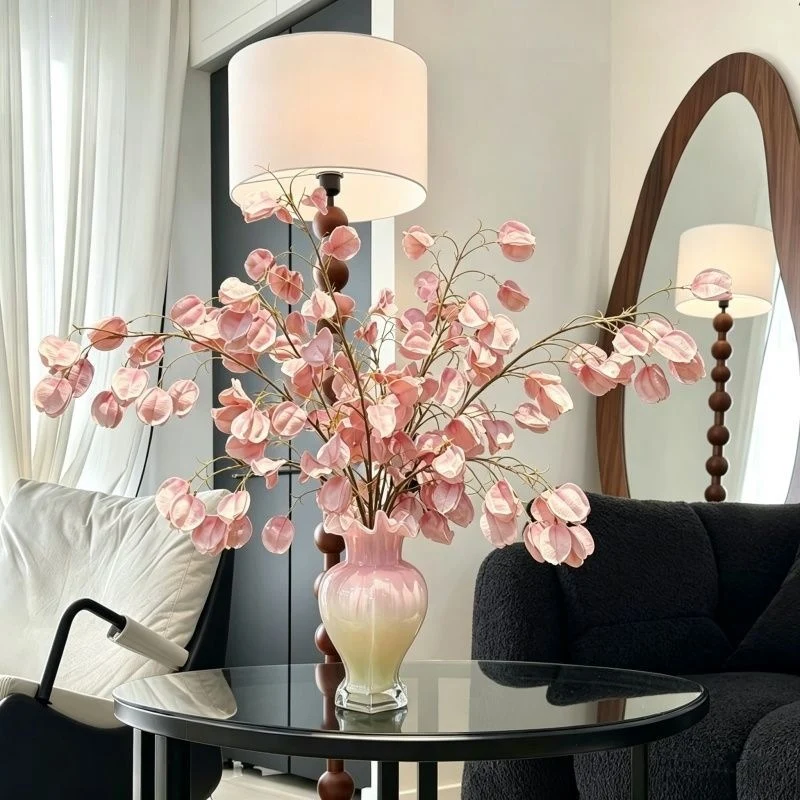 Lebensechte dekorative Blumenarrangement