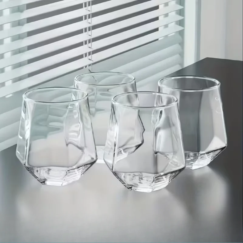 Glasbecher im transparenten Design, 4er-Set – Stilvolles und dekoratives Design | 300 ml Glasbecher für Wasser, Saft und Tee | Skanto
