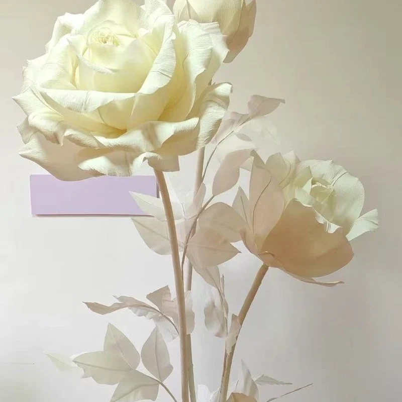 Elegante Dekorative Papierrosen Arrangement