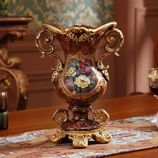 Verschnörkelte Blumenarrangement Vase