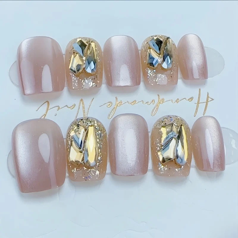 Handgefertigtes dekoratives Nagelset Brehn