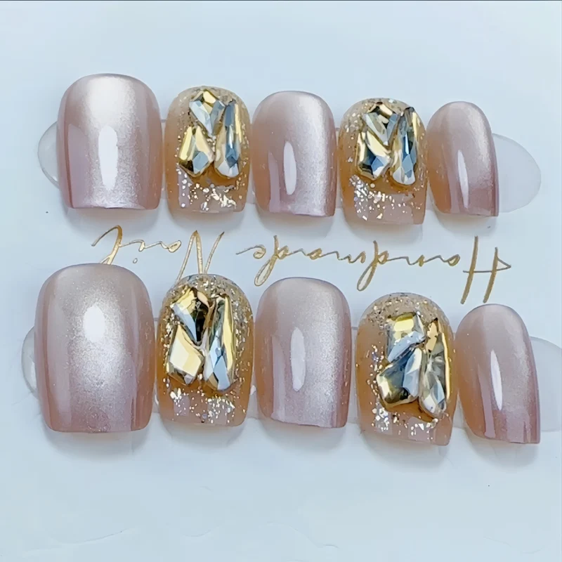 Handgefertigtes dekoratives Nagelset Brehn