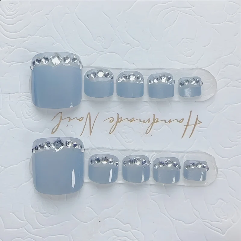 Elegante mit Strass verzierten Press-On Nails Brehn