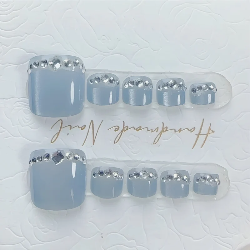 Elegante mit Strass verzierten Press-On Nails Brehn