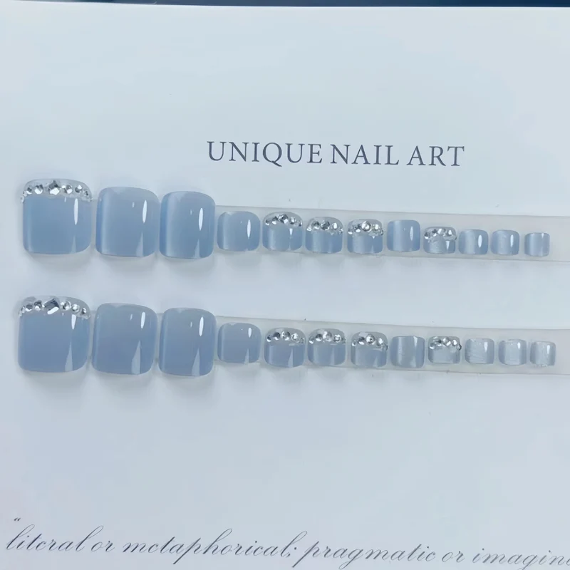 Elegante mit Strass verzierten Press-On Nails Brehn