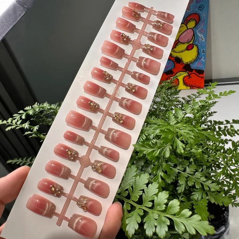 Elegante dekorative Press-On-Nagelkollektion Brehn