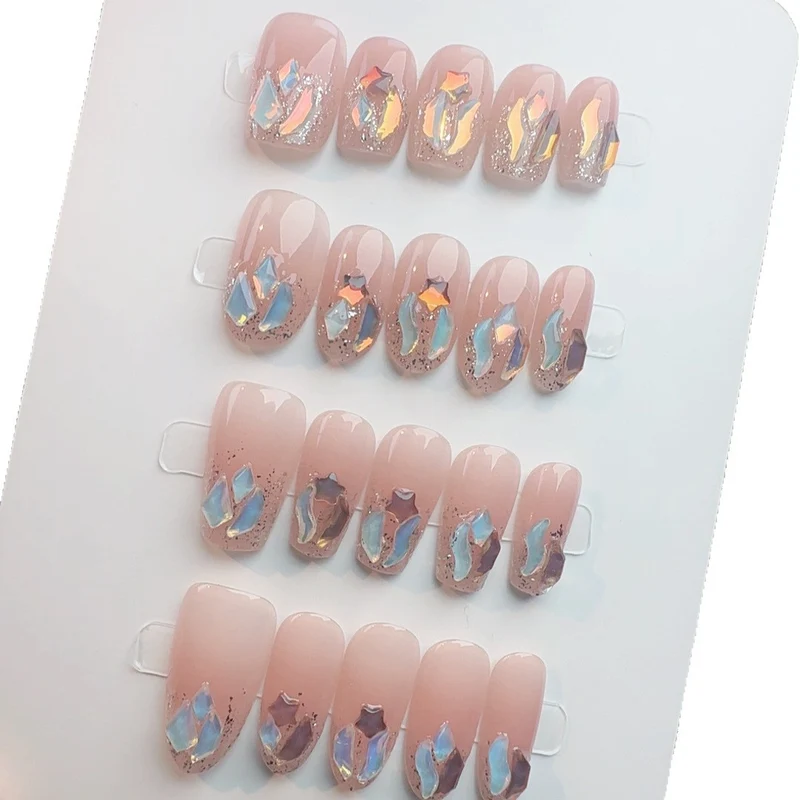 Elegantes mit Kristallen verziertes Press-On-Nagel-Set Brehn