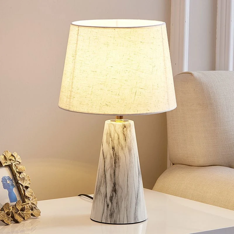 Nachttischlampe mit Steinoptik, nordisch