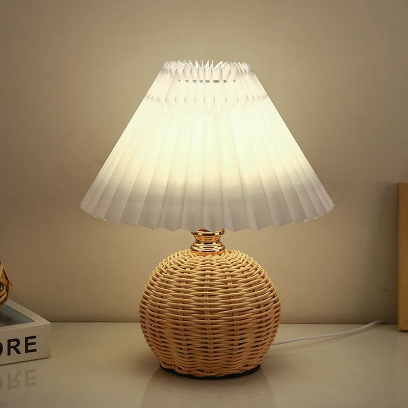 Skanto | Moderne Tischlampe mit weißem Plissee-Schirm