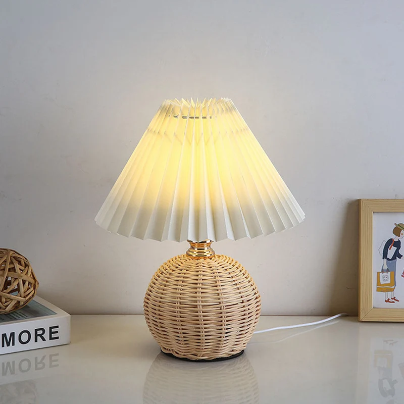 Skanto | Moderne Tischlampe mit weißem Plissee-Schirm