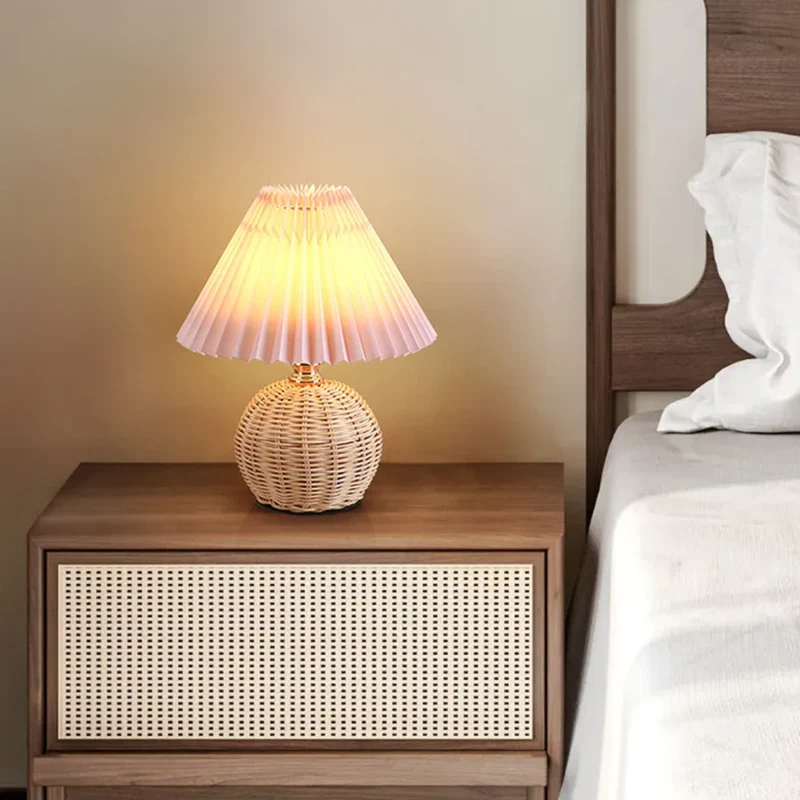 Skanto | Moderne Tischlampe mit weißem Plissee-Schirm