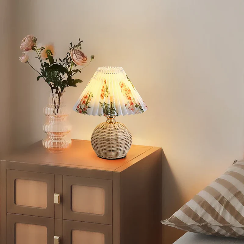 Skanto | Moderne Tischlampe mit weißem Plissee-Schirm