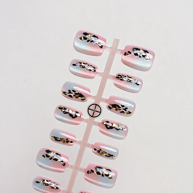 Künstlerisches Press-On Nagelset mit einzigartigen Designs Brehn