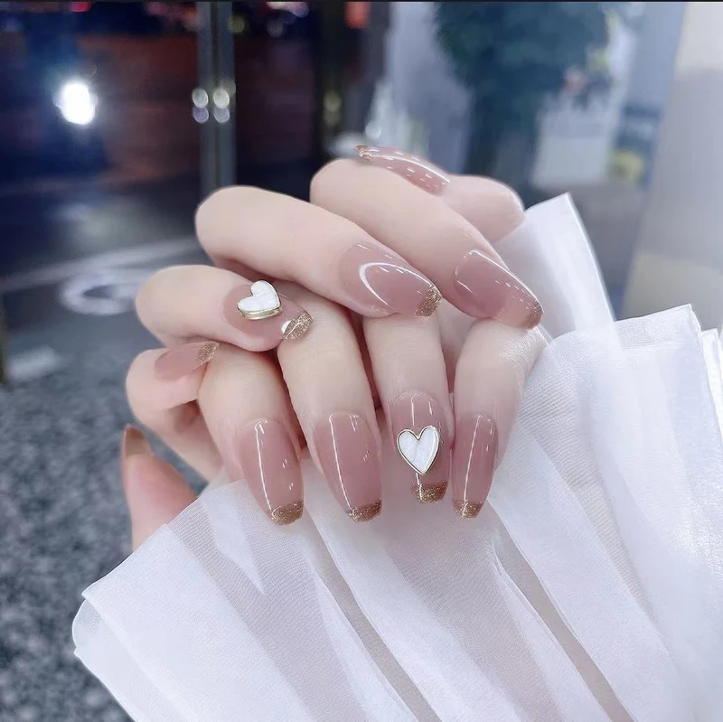 Dekoratives Press-On Nail Set mit Herzdesign Brehn