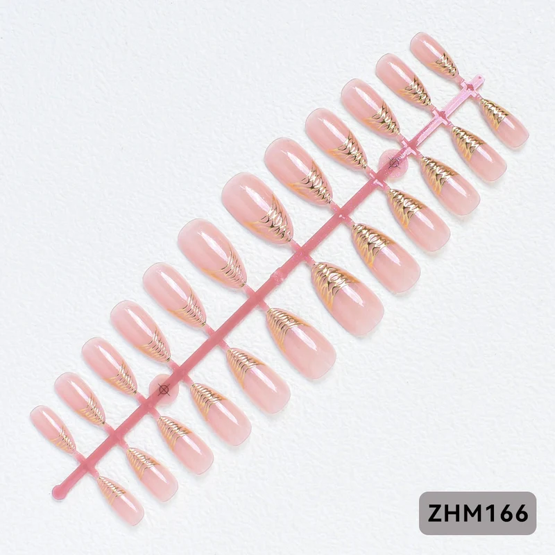 Elegante Press-On Nagelspitzen mit goldenen Details Brehn