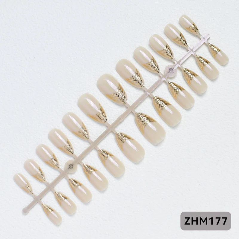 Elegante Press-On Nagelspitzen mit goldenen Details Brehn