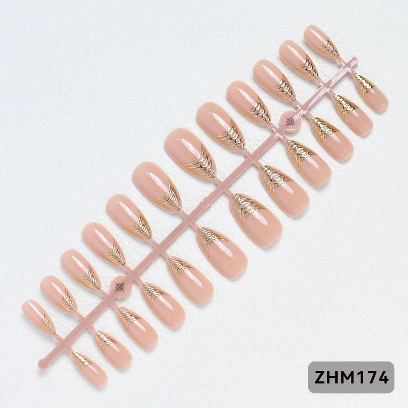 Elegante Press-On Nagelspitzen mit goldenen Details Brehn