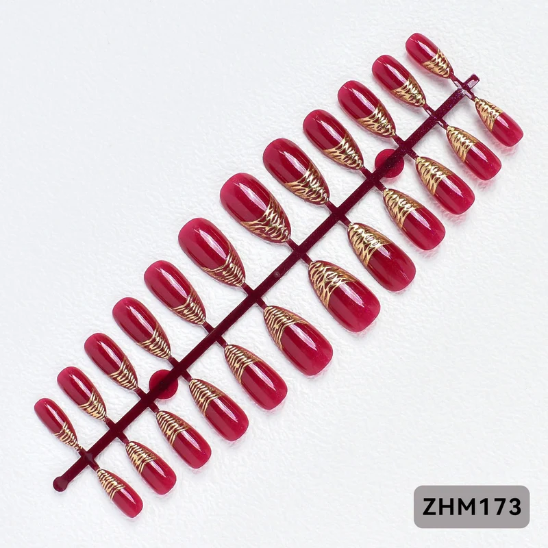 Elegante Press-On Nagelspitzen mit goldenen Details Brehn
