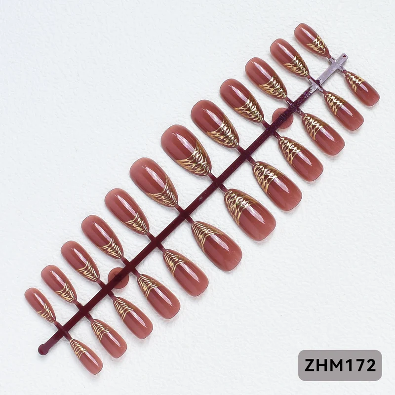 Elegante Press-On Nagelspitzen mit goldenen Details Brehn