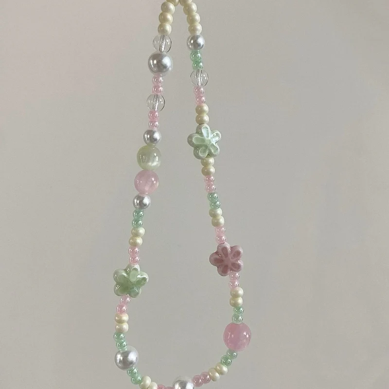 Blumenverzierte Perlenkette Brehn