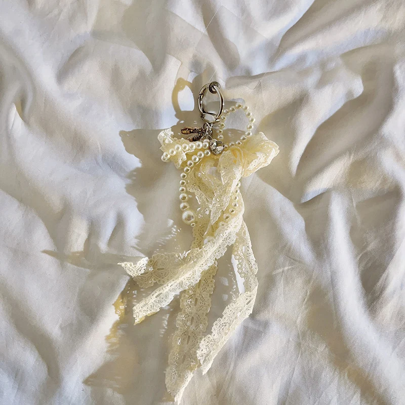 Eleganter mit Perlen verzierter Charm-Schlüsselanhänger Brehn