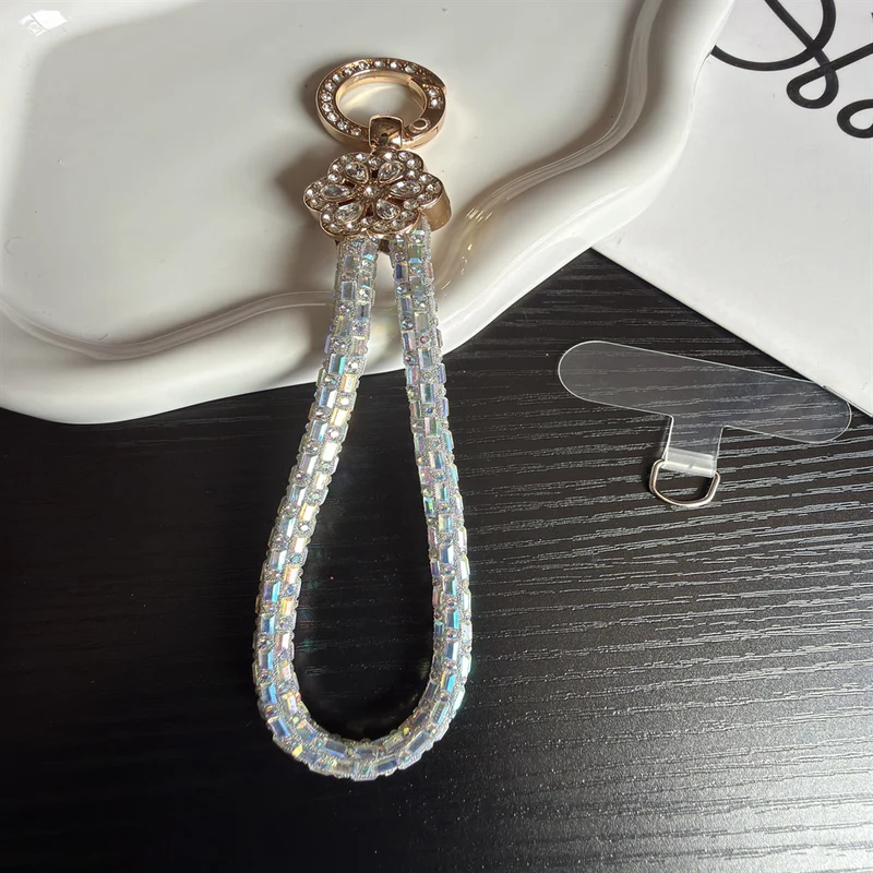 Eleganter Schlüsselanhängerhalter mit Kristallakzenten Brehn