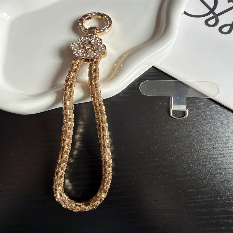 Eleganter Schlüsselanhängerhalter mit Kristallakzenten Brehn