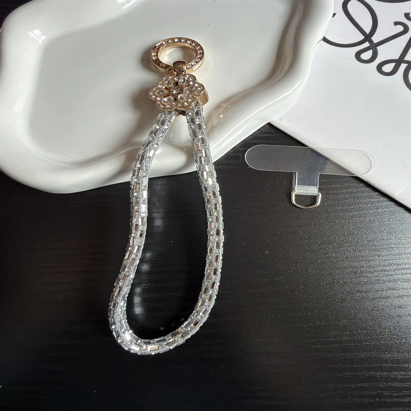 Eleganter Schlüsselanhängerhalter mit Kristallakzenten Brehn