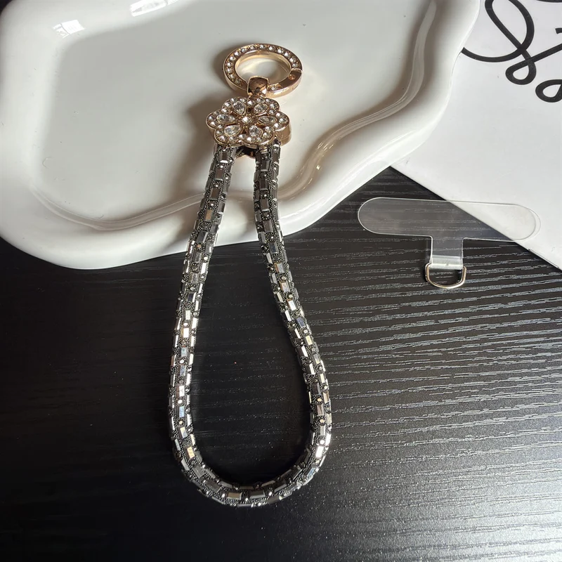 Eleganter Schlüsselanhängerhalter mit Kristallakzenten Brehn