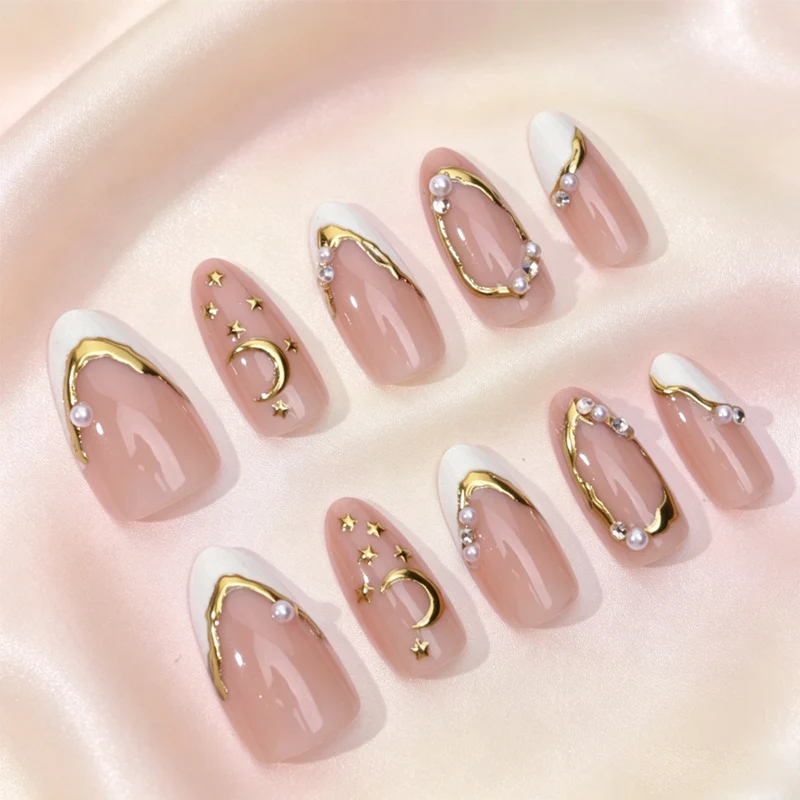 Elegante Gold-Akzent Druck-On Nagelkunst Karnz