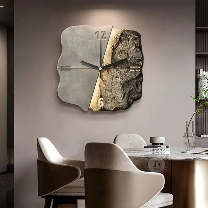 Skanto | Moderne Wanduhr aus Sandstein mit 3D-Relief & leisem Quarzwerk