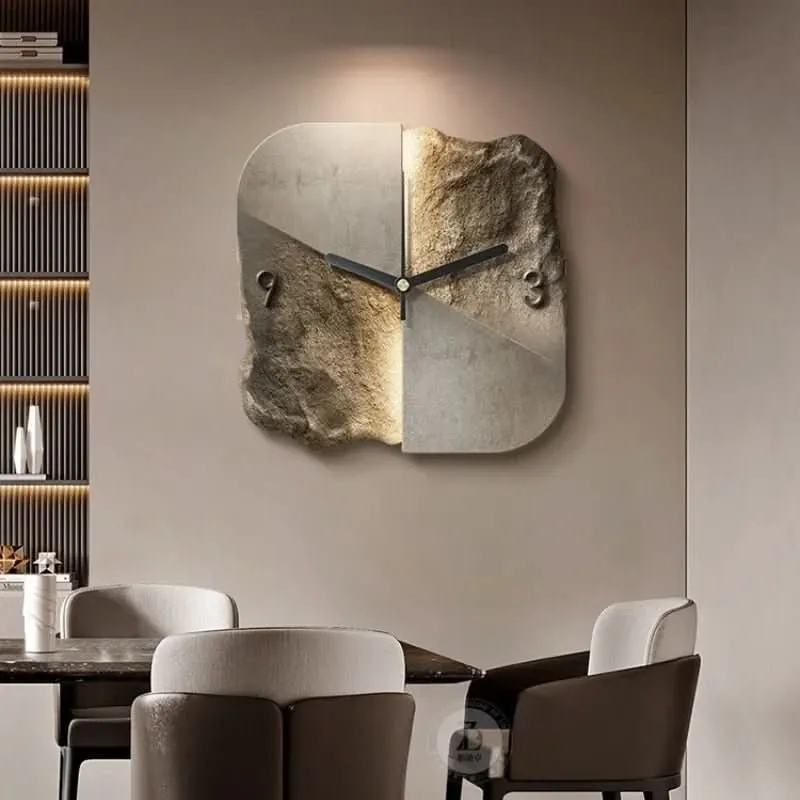 Skanto | Moderne Wanduhr aus Sandstein mit 3D-Relief & leisem Quarzwerk