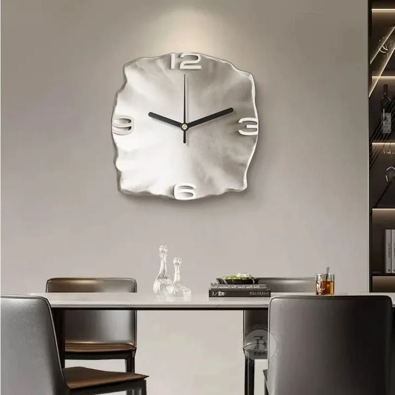 Skanto | Moderne Wanduhr aus Sandstein mit 3D-Relief & leisem Quarzwerk