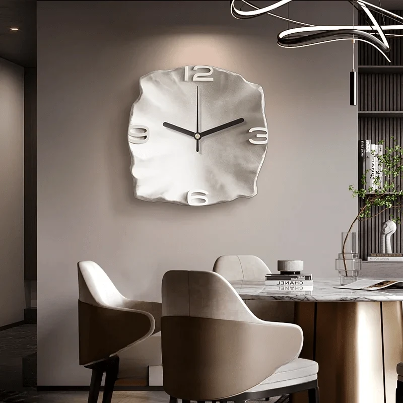 Skanto | Moderne Wanduhr aus Sandstein mit 3D-Relief & leisem Quarzwerk