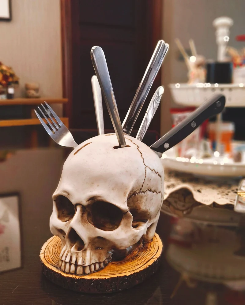 Skanto | Gotischer Totenkopf-Messerhalter Küchen-Dekoständer