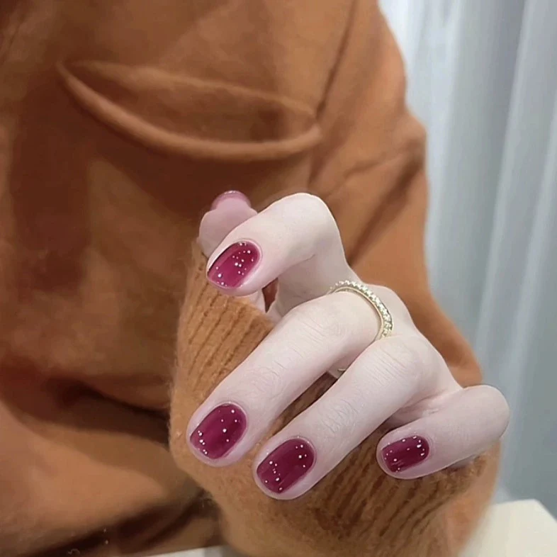 Stylisches Press-On Nagelset mit eleganten Akzenten Karnz