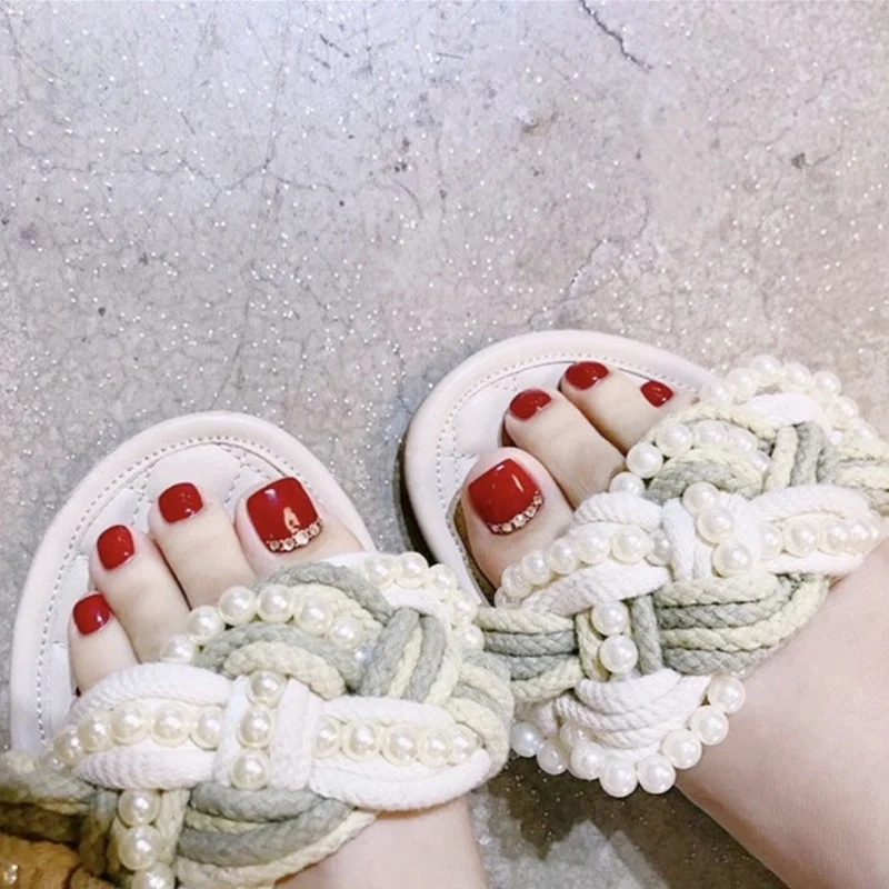 Stylische mit Perlen verzierte Slipper Karnz