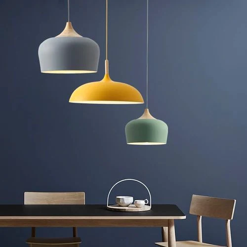 Skanto | Pendelleuchten aus Metall und Holz in zarten Pastellfarben