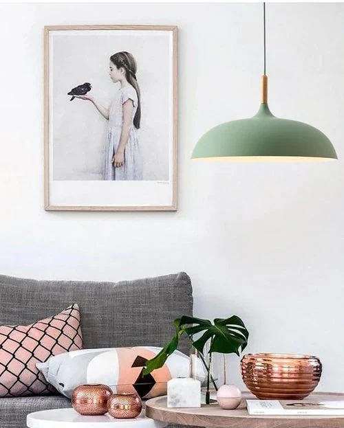 Skanto | Pendelleuchten aus Metall und Holz in zarten Pastellfarben