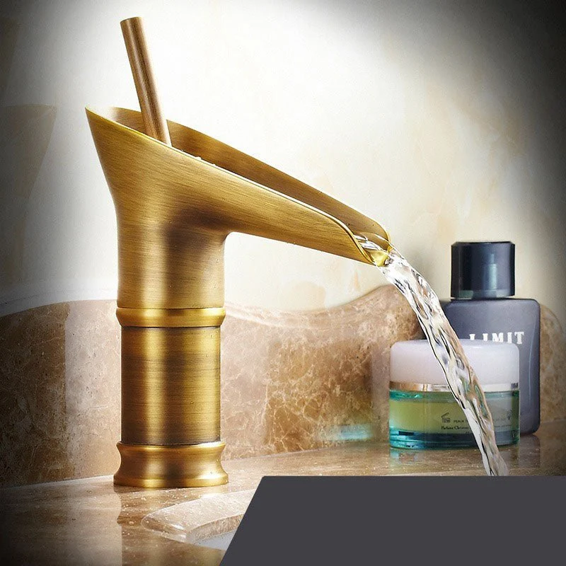 Skanto | AquaFalls – Antiker Wasserfallhahn aus Messing mit Bronze-Finish