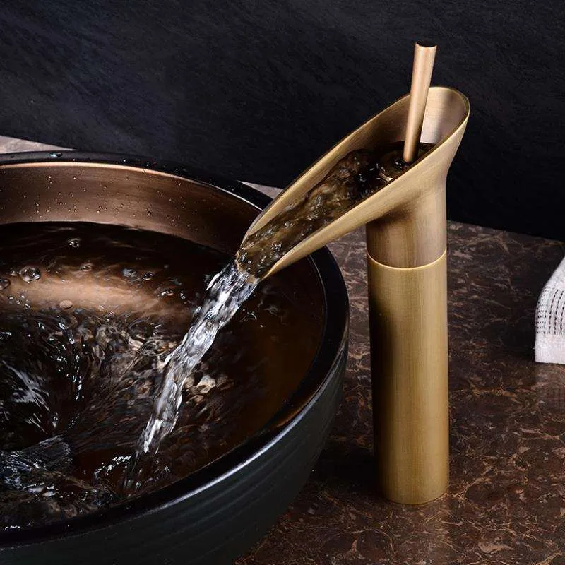 Skanto | AquaFalls – Antiker Wasserfallhahn aus Messing mit Bronze-Finish
