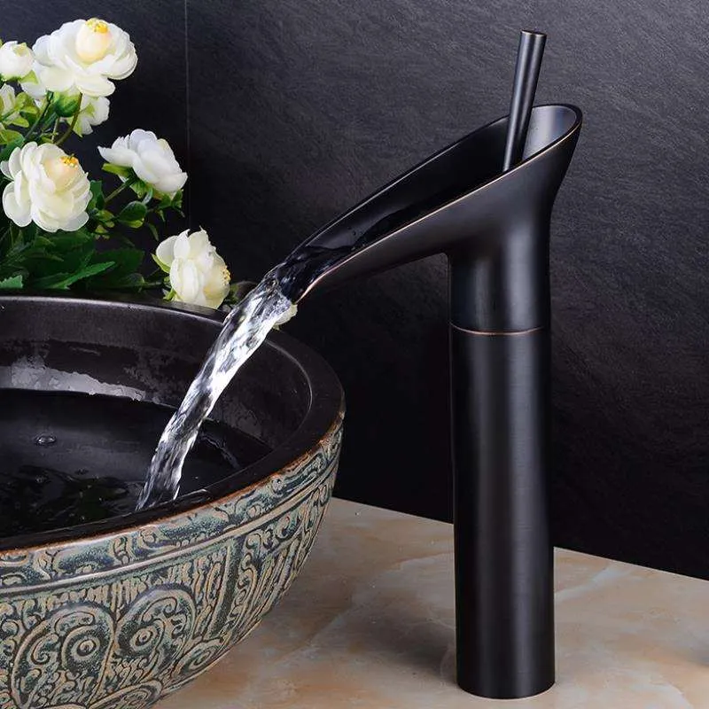 Skanto | AquaFalls – Antiker Wasserfallhahn aus Messing mit Bronze-Finish