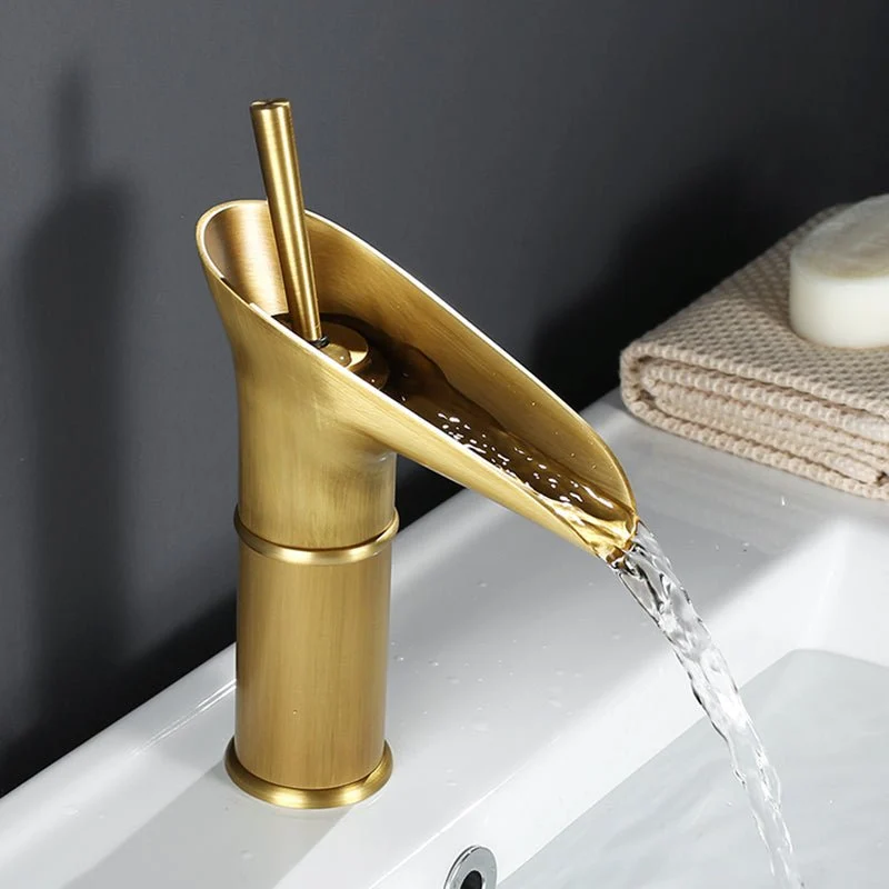 Skanto | AquaFalls – Antiker Wasserfallhahn aus Messing mit Bronze-Finish